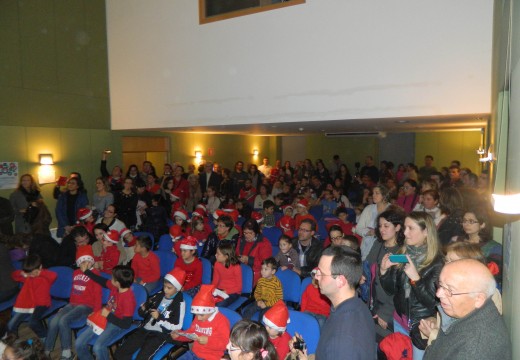 Máis de 200 persoas ateigaron o polivalente de Brión para asistir ao III Concerto de Nadal dos alumnos da Escola Municipal de Música